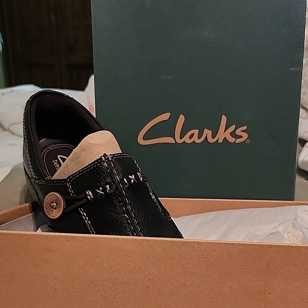 Clarks Black Leather Loafers with Slip-On Design BENDABLES